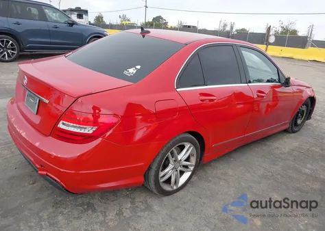 2013 Mercedes-Benz C 250 Sport z USA, uszkodzony, nr VIN WDDGF4HB3DR254481